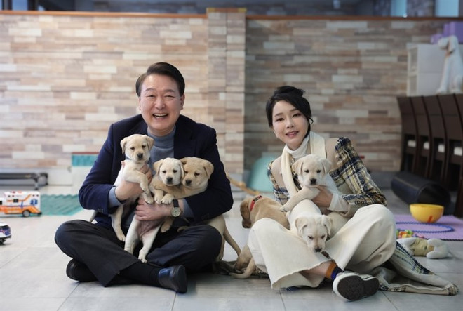 Tổng thống Hàn Quốc Yoon Suk Yeol và Đệ nhất Phu nhân Kim Keon Hee là những người ủng hộ việc cấm tiêu thụ thịt chó. (Nguồn: Phủ Tổng thống Hàn Quốc) han quoc thit cho 3.jpg