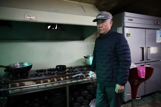 Chủ một nhà hàng chuyên bán món Bosintang làm từ thịt chó ở Hwaseong, Hàn Quốc. (Ảnh: Reuters) han quoc thit cho 2.jpg