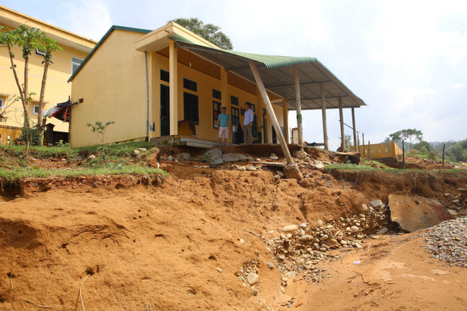 Quảng Ngãi: Nhiều nơi bị ngập sâu, giao thông chia cắt do mưa lũ ảnh 2