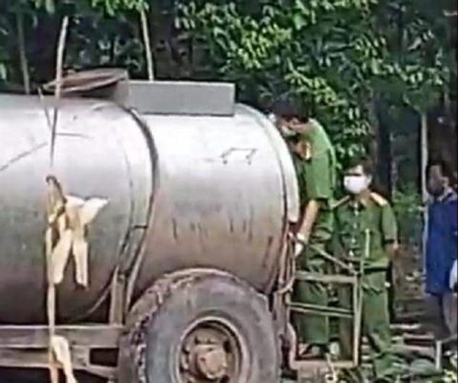 Cảnh sát khám nghiệm hiện trường hai vợ chồng tử vong tại Bình Dương. (Nguồn: Facebook) Bình Dương: Hai vợ chồng chết thương tâm trong bồn chứa phân lợn ảnh 1
