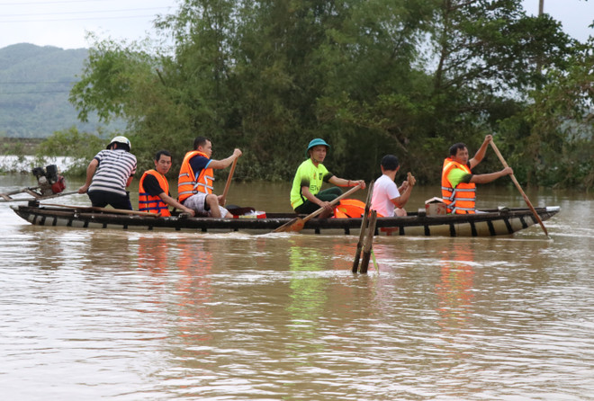 Phú Yên: Nhiều xã ở huyện Tuy An vẫn bị chia cắt, cô lập do nước lũ ảnh 1