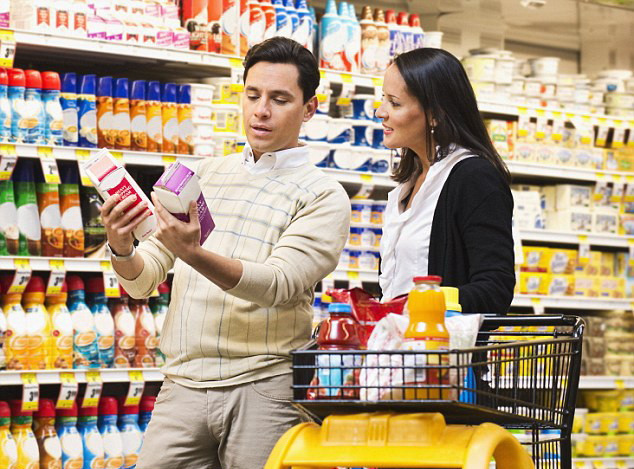 Người Italy "bóp bụng", giảm chi tiêu cho quần áo, giày dép ảnh 1