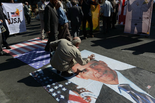 Hàng nghìn người Iran biểu tình phản đối thỏa thuận với P5+1 ảnh 1