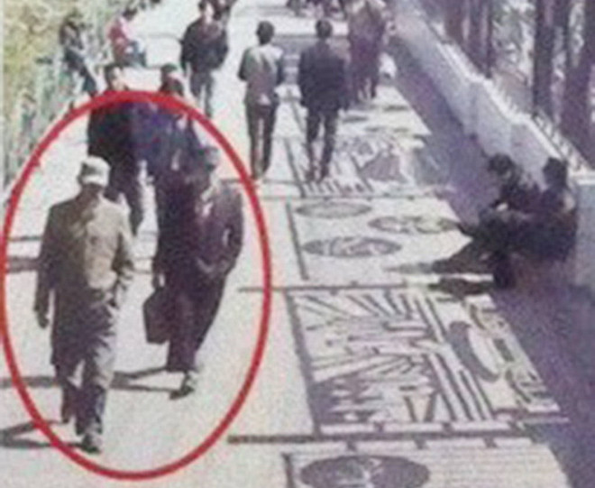 Công bố ảnh nghi phạm đánh bom tại nhà ga tàu hỏa Urumqi ảnh 1