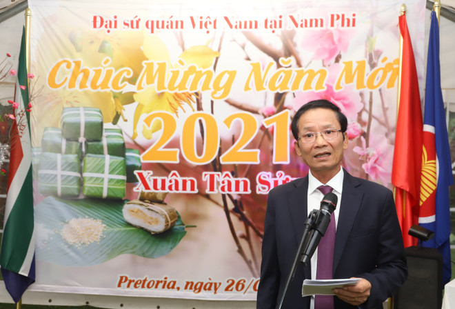 Đại sứ quán Việt Nam tại Nam Phi Hoàng Văn Lợi phát biểu tại buổi lễ. (Ảnh: Trương Phi Hùng/TTXVN) Cộng đồng người Việt ở Nam Phi gặp mặt đầu Xuân Tân Sửu ảnh 2