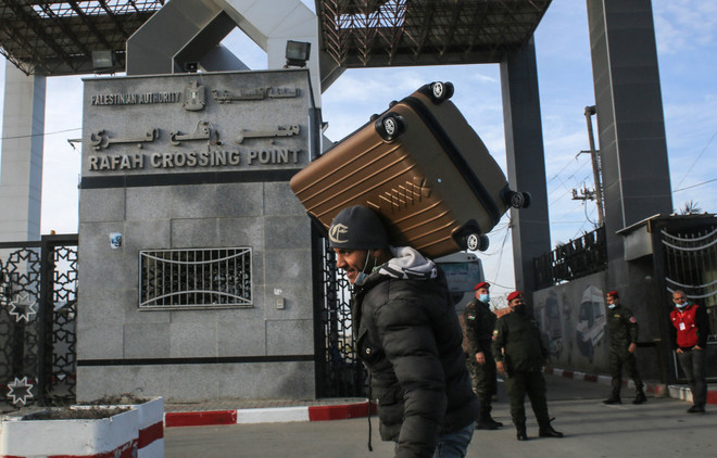 Người dân Palestine tại cửa khẩu Rafah ở phía Nam Dải Gaza. (Ảnh: AFP/TTXVN) HĐBA hoan nghênh những tiến triển tích cực về hòa bình Trung Đông ảnh 1