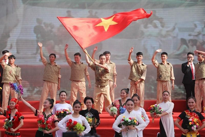 Tái hiện Lễ chào cờ lịch sử trong Ngày Giải phóng Thủ đô ảnh 2