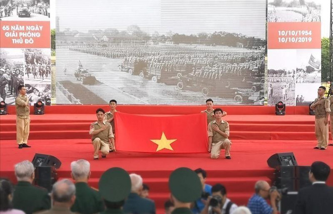 Tái hiện Lễ chào cờ lịch sử trong Ngày Giải phóng Thủ đô ảnh 1