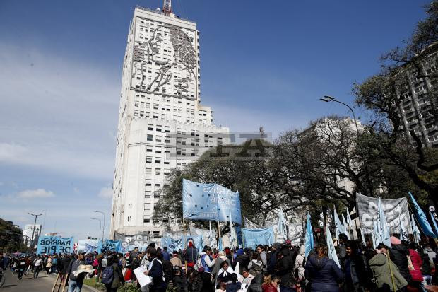 Argentina: Biểu tình lớn yêu cầu chính phủ hỗ trợ người nghèo ảnh 1