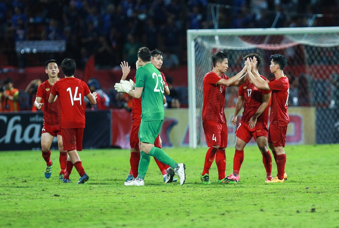 Thái Lan lột xác dưới tay HLV Akira Nishino và toan tính của thầy Park ảnh 1