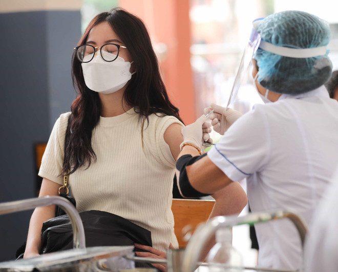 Tiêm đủ vaccine vẫn phải duy trì nghiêm các biện pháp phòng dịch ảnh 1