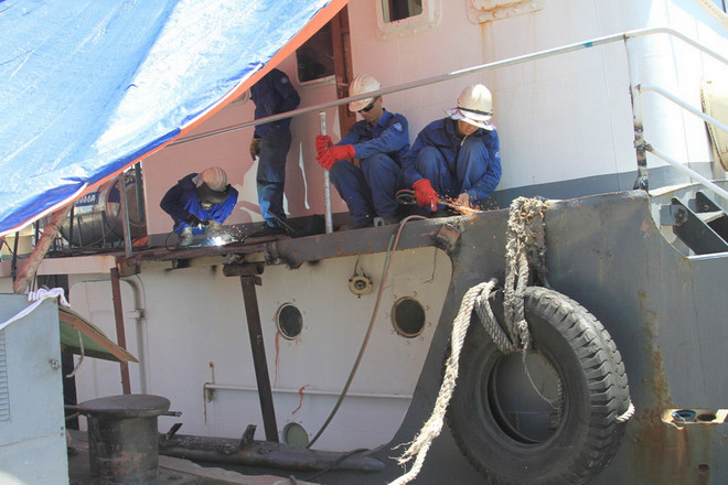 [Photo] Sửa chữa tàu Kiểm ngư bị tàu Trung Quốc cố tình đâm va ảnh 2
