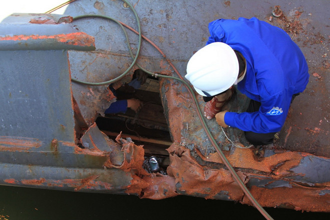 [Photo] Sửa chữa tàu Kiểm ngư bị tàu Trung Quốc cố tình đâm va ảnh 3