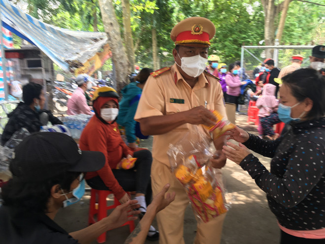 Bến Tre khuyến cáo người dân không tự phát về quê để phòng dịch ảnh 2