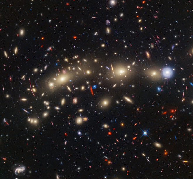Hình ảnh do Kính thiên văn Hubble và James Webb chụp MACS0416, một cụm thiên hà khổng lồ nằm cách Trái Đất khoảng 4,3 tỷ năm ánh sáng. (Nguồn: NASA) vu tru.jpg