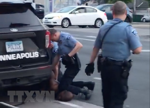 Cựu cảnh sát Chauvin bị tuyên phạt 21 năm tù trong vụ George Floyd ảnh 1