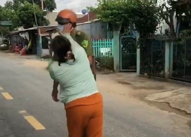 Tạm giữ đối tượng đánh công an viên khi người thân vi phạm Chỉ thị 16 ảnh 1
