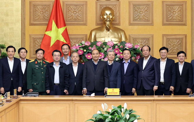 Thủ tướng Nguyễn Xuân Phúc với lãnh đạo tỉnh Thừa Thiên-Huế. (Ảnh: Thống Nhất/TTXVN) Thủ tướng làm việc với các địa phương về phát triển kinh tế, xã hội ảnh 1