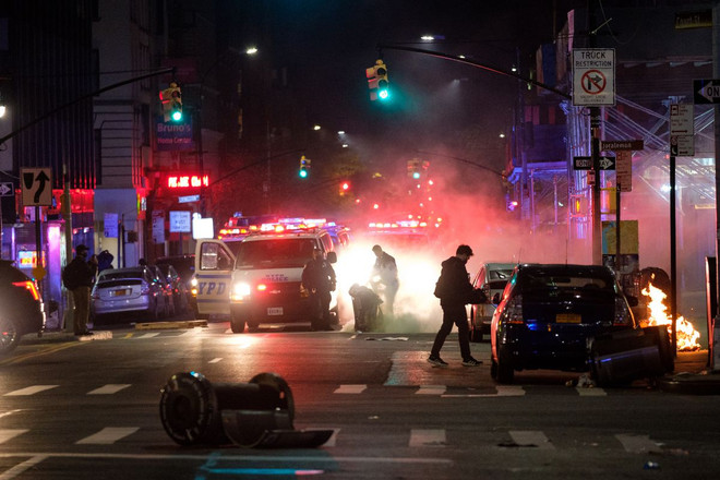 Một khu vực xảy ra biểu tình ở Brooklyn. (Ảnh: NY Daily News) Mỹ: Cảnh sát bắt giữ 30 người tham gia biểu tình tại New York ảnh 1