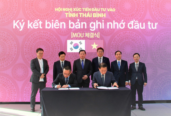 Ông Nguyễn Khắc Thận, Chủ tịch UBND tỉnh Thái Bình, chứng kiến lễ ký kết biên bản ghi nhớ đầu tư. (Ảnh: Khánh Vân/TTXVN) Tỉnh Thái Bình cam kết tạo điều kiện cho các nhà đầu tư Hàn Quốc ảnh 1