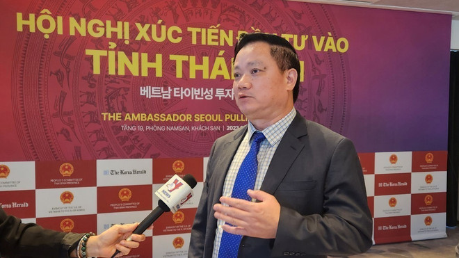 Ông Nguyễn Khắc Thận, Chủ tịch UBND tỉnh Thái Bình, trả lời phỏng vấn Phóng viên TTXVN thường trú tại Hàn Quốc. (Ảnh: Khánh Vân/TTXVN) Tỉnh Thái Bình cam kết tạo điều kiện cho các nhà đầu tư Hàn Quốc ảnh 2