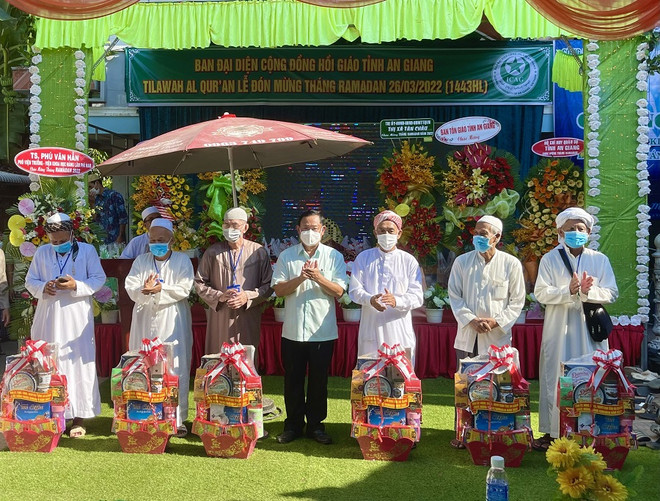 Ông Nguyễn Tiếc Hùng, Chủ tịch Ủy ban Mặt trận Tổ quốc Việt Nam tỉnh An Giang chúc mừng Đại diện cộng đồng Hồi giáo Islam tỉnh An Giang dịp tháng ăn chay Ramadan. (Nguồn: angiang.gov.vn) Đồng bào Chăm Islam An Giang đón mừng Tháng ăn chay Ramadan ảnh 1
