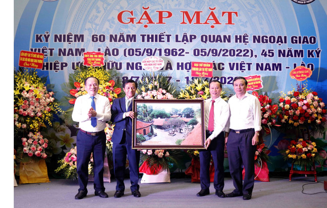 Lãnh đạo tỉnh Bắc Giang tặng bức tranh cho ông Chanthaphone Khammanichanh, Phó Đại sứ nước Cộng hòa Dân chủ Nhân dân Lào tại Việt Nam. (Ảnh: Đồng Thúy/TTXVN) Tô thắm thêm tình đoàn kết hữu nghị và hợp tác toàn diện Việt Nam-Lào ảnh 1