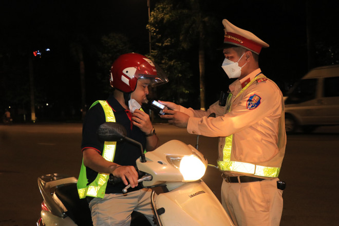 Kiểm tra nồng độ cồn người điều khiển phương tiện giao thông. (Ảnh: Thanh Thương/TTXVN) Cảnh sát giao thông mỗi ngày xử lý trung bình hơn 950 “ma men” ảnh 1