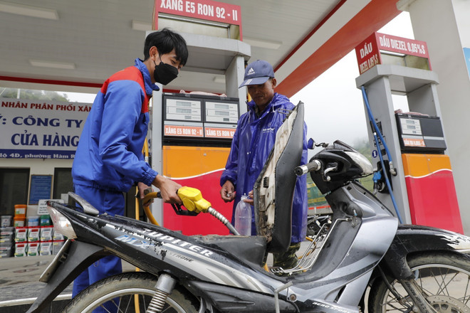 Hạ nhiệt giá xăng dầu, giảm áp lực chi phí cho người dân, doanh nghiệp ảnh 1