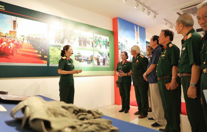 Đại biểu tham quan triển lãm. (Ảnh: Thanh Tùng/TTXVN) Nhiều hiện vật lần đầu được giới thiệu tại triển lãm “Tri ân đồng đội” ảnh 1