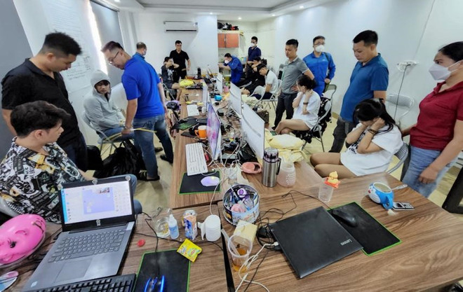 Công an bắt giữ người có liên quan cùng tang vật vụ án. (Ảnh: Bộ Công an) Phá đường dây cho vay lãi nặng với tổng số tiền hơn 1.800 tỷ đồng ảnh 1