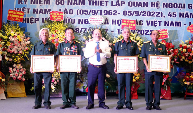 Trao bằng khen cho các cá nhân có nhiều đóng góp cho mối quan hệ nhân dân trong thiết lập quan hệ ngoại giao Việt Nam-Lào. (Ảnh: Đồng Thúy/TTXVN) Tô thắm thêm tình đoàn kết hữu nghị và hợp tác toàn diện Việt Nam-Lào ảnh 2