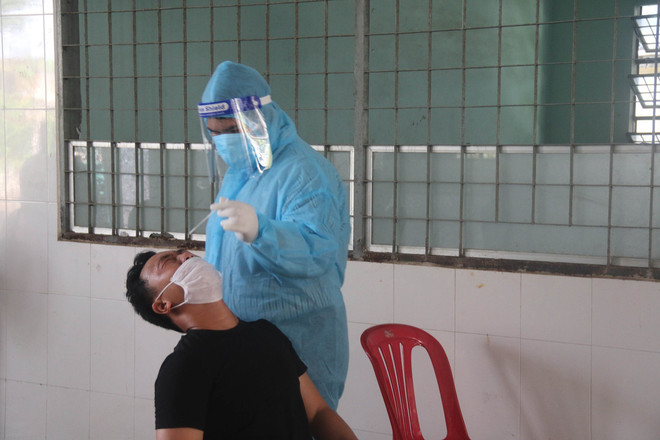 Test nhanh tầm soát COVID-19 cho người dân thành phố Mỹ Tho. (Ảnh: Minh Trí/TTXVN) Tiền Giang nỗ lực giảm ca mắc mới và tử vong, tiến tới kiểm soát dịch ảnh 1