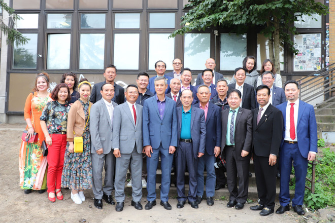 Các đại biểu chụp ảnh lưu niệm với Đại sứ Nguyễn Minh Vũ (thứ 6 hàng đầu từ phải sang). (Ảnh: Mạnh Hùng/TTXVN) Các cựu chiến binh giúp gắn kết cộng đồng người Việt ở Đức ảnh 2