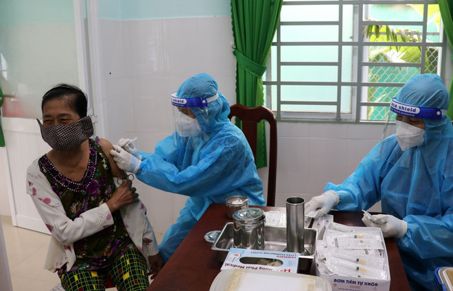 Lực lượng y tế tiêm vaccine ngừa COVID-19 cho người trên 60 tuổi tại xã Bình Phục Nhứt, huyện Chợ Gạo, tỉnh Tiền Giang. (Ảnh: Hữu Chí/TTXVN) Tiền Giang nỗ lực giảm ca mắc mới và tử vong, tiến tới kiểm soát dịch ảnh 2