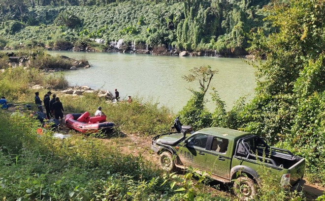 Vụ xe du lịch rơi xuống sông Sêrêpốk: Tích cực tìm kiếm người mất tích ảnh 1