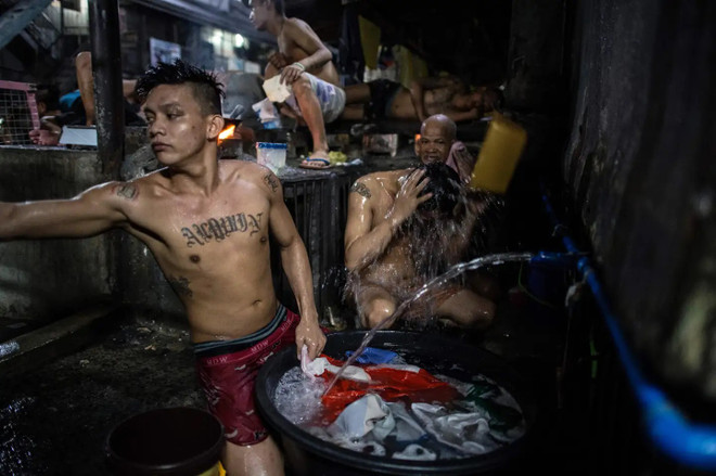 Các nhà tù tại Philippines được khuyến khích cho tù nhân tắm nhiều lần hơn trong ngày để tránh cái nóng thiêu đốt. (Ảnh: Getty Images) nha tu philippines 4.jpg