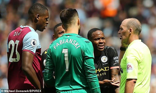 Raheem Sterling phàn nàn với trọng tài sau khi bị từ chối bàn thắng. (Ảnh: BPI) Công nghệ VAR gây tranh cãi sau khi được áp dụng tại Premier League ảnh 1