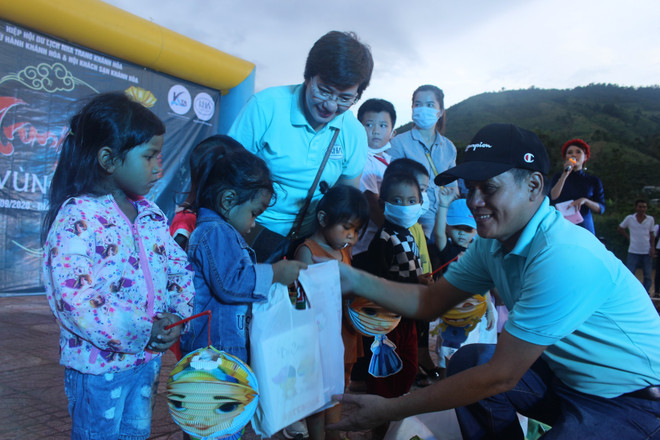 Khánh Hòa: Mang Trung thu đến với trẻ em nghèo vùng cao ảnh 2