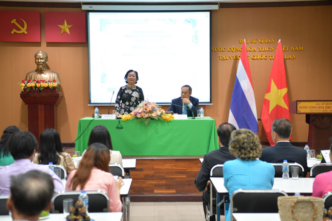 Nguyên Phó Chủ tịch nước chia sẻ tới cán bộ nhân viên Đại sứ quán, đại diện kiều bào, lưu học sinh Việt Nam tại Thái Lan về Quỹ học bổng Vừ A Dính và Câu lạc bộ “Vì Hoàng Sa-Trường Sa thân yêu.” (Ảnh Huy Tiến/TTXVN) Kiều bào tại Thái Lan góp phần gìn giữ chủ quyền biển đảo quê hương ảnh 1