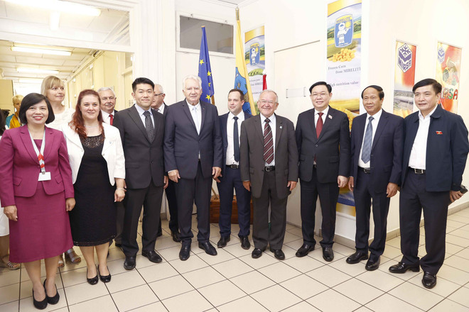 Chủ tịch Quốc hội thăm doanh nghiệp sản xuất nông nghiệp tại Hungary ảnh 2