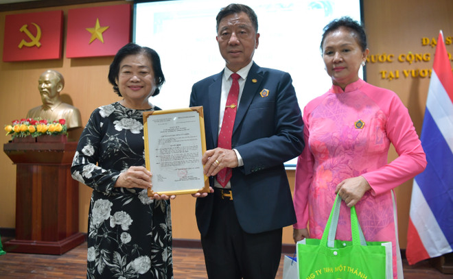 Nguyên Phó Chủ tịch nước Trương Mỹ Hoa trao quyết định bổ sung nhân sự Ban Chủ nhiệm Câu lạc bộ “Vì Hoàng Sa-Trường Sa thân yêu” cho ông Lương Xuân Hòa, Ủy viên Ủy ban Trung ương Mặt trận Tổ quốc Việt Nam, Phó Chủ tịch Tổng hội người Việt Nam toàn Thái, Chủ tịch Hội Người Việt Nam tại Udon Thani. (Ảnh Huy Tiến/TTXVN) Kiều bào tại Thái Lan góp phần gìn giữ chủ quyền biển đảo quê hương ảnh 2