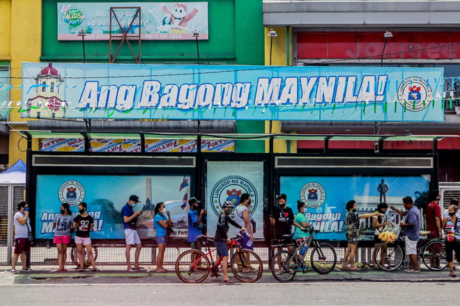 Người dân xếp hàng bên ngoài một cửa hàng ở Manila, Philippines, ngày 4/6/2020. (Ảnh: THX/TTXVN) Indonesia, Philippines ghi nhận số ca mắc mới trong ngày cao nhất ảnh 1