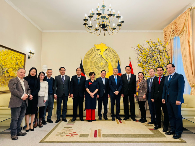 Đoàn công tác làm việc với Đại sứ quán Việt Nam tại Berlin. (Ảnh: Thu Hằng/TTXVN) ttxvn_bo tu phap viet nam duc 3.jpg