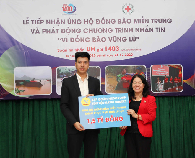 Chủ tịch Hội Chữ thập đỏ Việt Nam Nguyễn Thị Xuân Thu tiếp nhận ủng hộ đồng bào miền Trung từ các cơ quan, tổ chức và doanh nghiệp. (Ảnh: Thanh Tùng/TTXVN) Hội Chữ thập đỏ Việt Nam phát động nhắn tin ủng hộ đồng bào vùng lũ ảnh 1