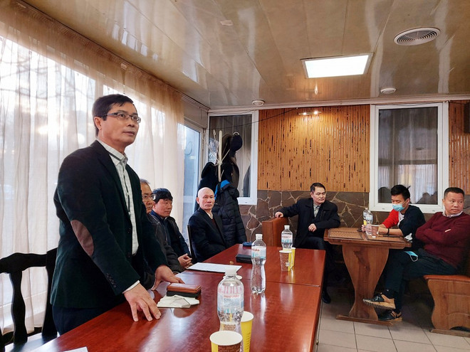 Đại sứ Nguyễn Hồng Thạch gặp gỡ cộng đồng người Việt tại Nam Ukraine ảnh 1