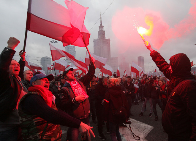 Ba Lan: Hàng chục nghìn người tuần hành, đốt cờ phản đối EU ảnh 1