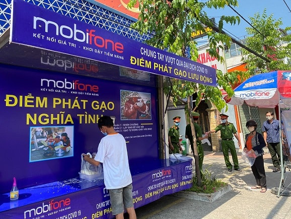 TP. HCM phát gạo miễn phí cho người dân có hoàn cảnh khó khăn ảnh 1