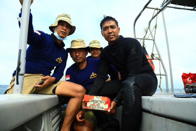 Các thợ lặn Indonesia tìm thấy một hộp đen máy bay Hãng hàng không Sriwijaya gặp nạn ở ngoài khơi thủ đô Jakarta, ngày 12/1/2021. (Ảnh: AFP/TTXVN) Vụ máy bay chở khách rơi tại Indonesia: Tìm thấy hộp đen thứ hai ảnh 1