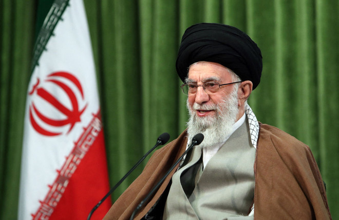 Đại Giáo chủ Iran Ayatollah Ali Khamenei trong bài phát biểu tại thủ đô Tehran, được truyền hình trên cả nước, ngày 21/3/2021. (Ảnh: AFP/TTXVN) Đại giáo chủ Iran không chấp nhận những yêu cầu cứng nhắc của Mỹ ảnh 1